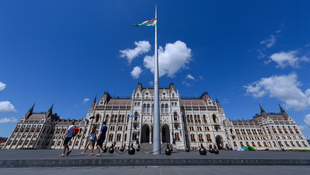 Noch Plätze frei: Zum Ende der Sommerferien organisiert der Landkreis Fulda einen Städtetrip nach Budapest. Hier zu sehen der Lajos-Kossuth-Platz vor dem Parlament. 
