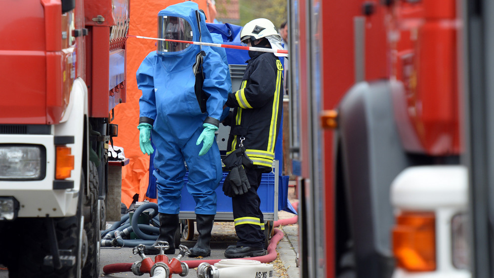In Taunusstein-Neuhof waren zahlreiche Experten der Feuerwehr im Einsatz. Nach Untersuchungen gilt die gefundene Flüssigkeit nun als ungefährlich (Symbolbild).