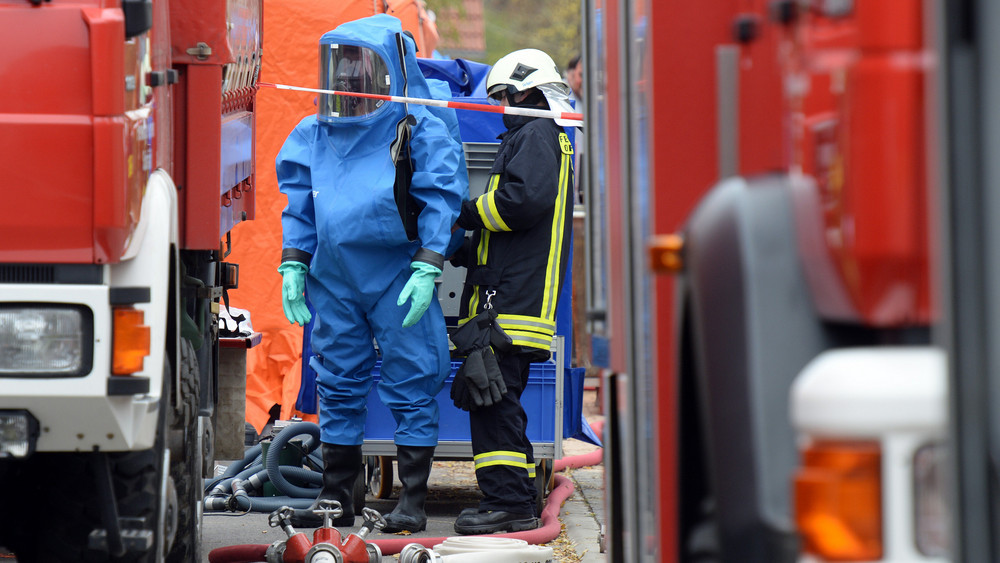 Feuerwehrleute arbeiteten bei dem Einsatz in Chemikalienschutzanzügen