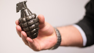 Schreck am Edersee: Angler findet vermutlich Handgranate am Ufer