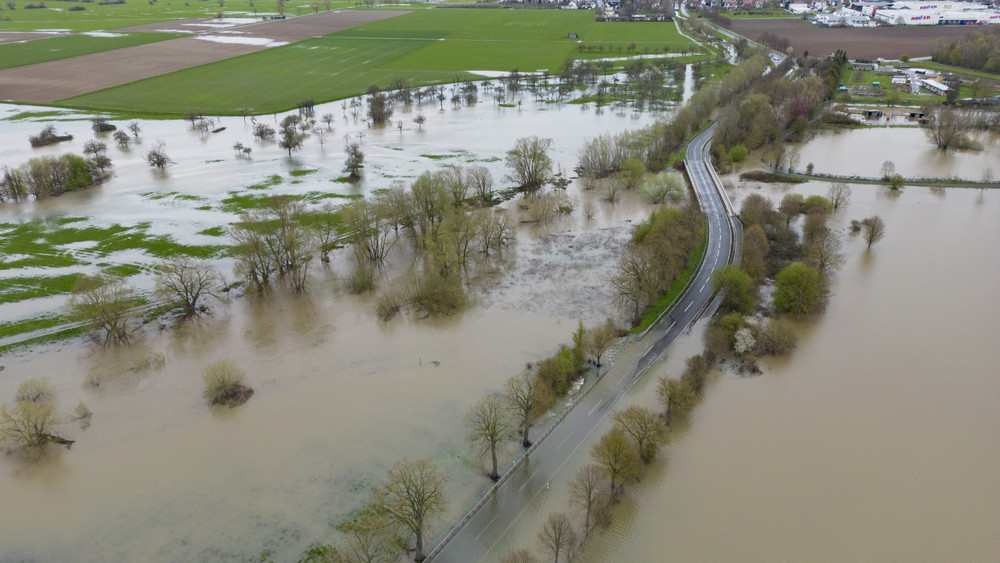 Eine überflutete Straße in Mittelhessen im April diesen Jahres.
