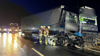 A4-Unfall bei Friedewald - LKW verkeilt sich in Leitplanke