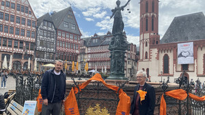 Gerechtigkeitsbrunnen zum Welt-MS-Tag orange geschmückt