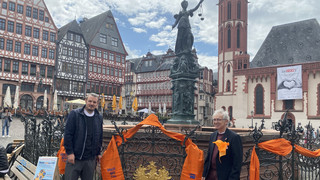 Gerechtigkeitsbrunnen zum Welt-MS-Tag orange geschmückt