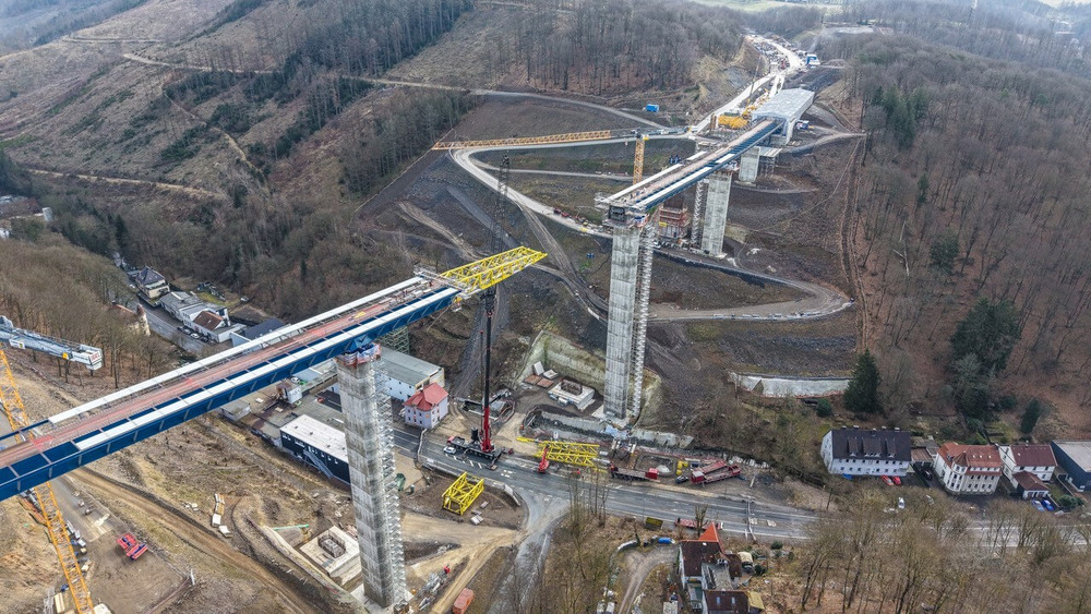 Seit mehr als drei Jahren hat kein Auto mehr die A45 bei Lüdenscheid passiert. Die klaffende Lücke über dem Rahmede-Tal wird nun geschlossen - ein Meilenstein. Bis der Verkehr rollt, dauert es noch.