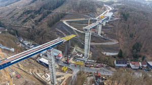 A45 bei Lüdenscheid: Brückenhälften treffen sich zur «Stahlhochzeit»