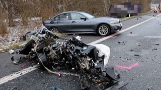 Tödlicher Unfall auf der B27: 32-jähriger Autofahrer stirbt nach Frontalcrash