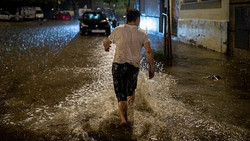 Überschwemmungen setzen Straßen und Wege in Katalonien unter Wasser