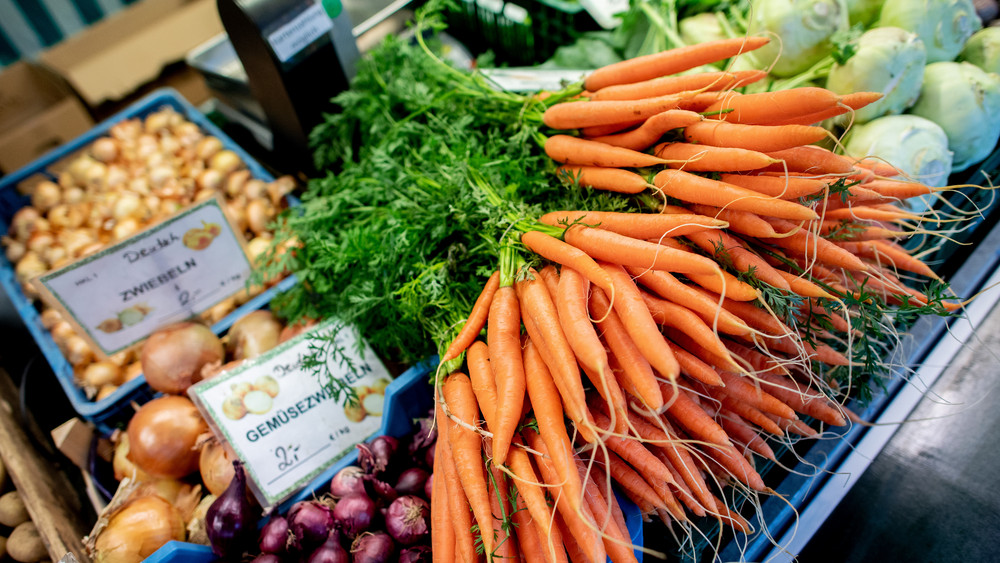 Kaufzurückhaltung bei teureren Lebensmitteln in der hohen Inflation bremst nach Branchenangaben einen schnelleren Wandel zu mehr Bio-Landwirtschaft.