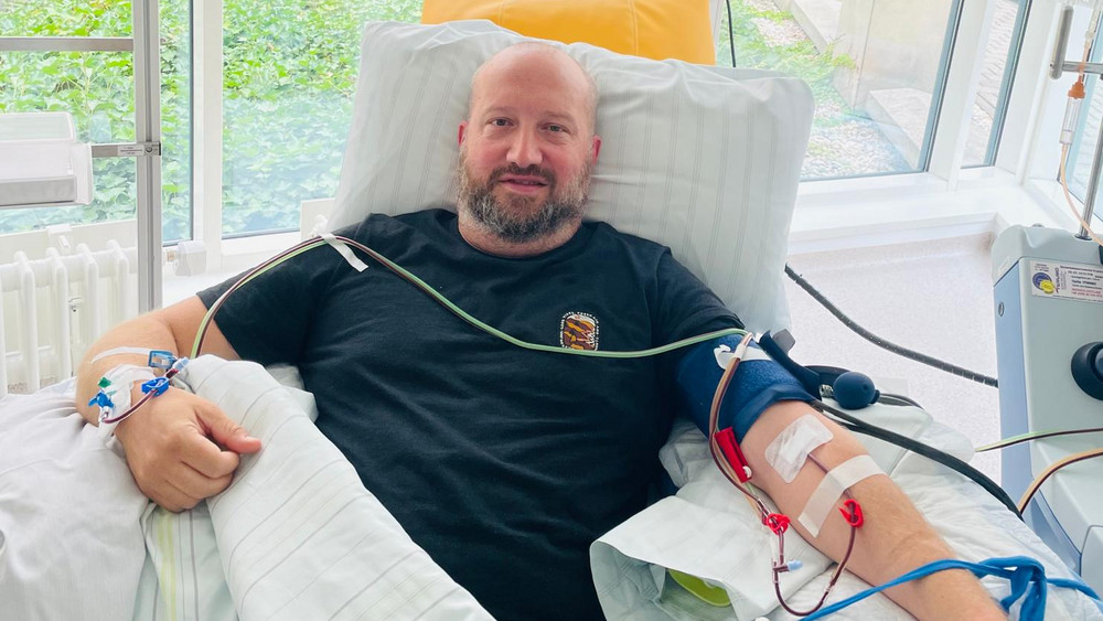 Thomas Bertz aus Eichenzell beim Stammzellen-Spenden. Die Spende läuft hier über eine Blutentnahme.
