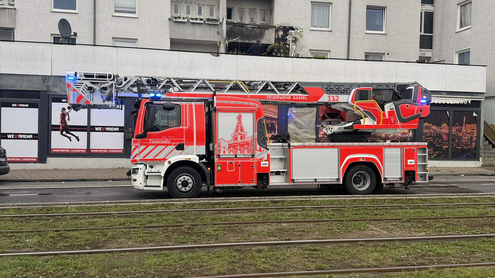 Ein 60-Jähriger wollte auf der Dachterasse grillen, aber die Flammen aus der Gasflasche verletzten ihn. 