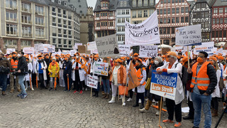 Ärztewarnstreik an kommunalen Kliniken: Tausende bei Demo in Frankfurt