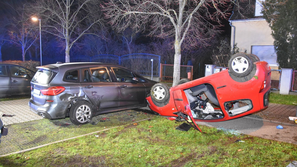 Ein verunfalltes Auto liegt auf dem Dach. Eine 20 Jahre alte Autofahrerin hat sich in Walldorf im Rhein-Neckar-Kreis mit ihrem Wagen überschlagen.