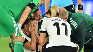 Schockmoment: DFB-Kapitänin Gwinn verletzt bei EM