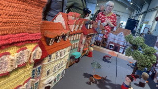 Tolles Häkel-Projekt "Weinheim in Maschen": Stadt erstrahlt in Wolle