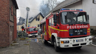 Feuerwehreinsatz in Mittenaar: Brand in Wohnhaus in Ballersbach