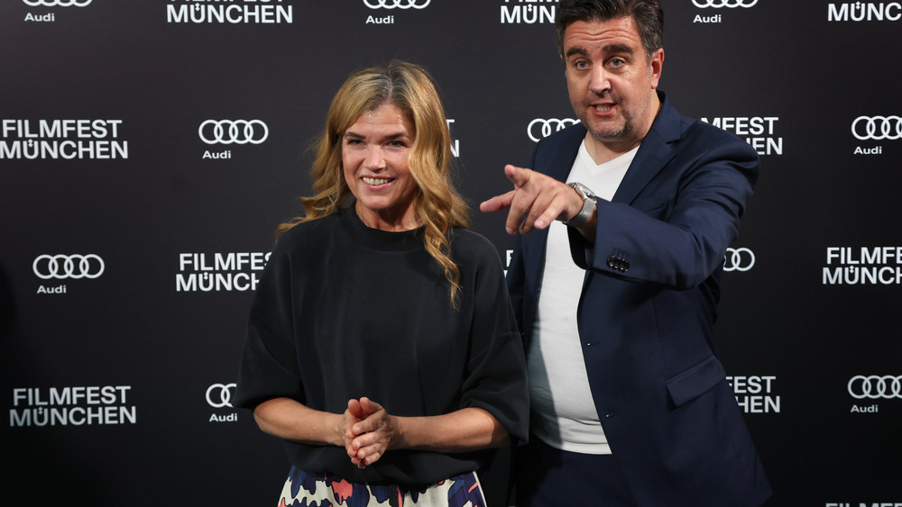 Die Schauspieler Anke Engelke (l) und Bastian Pastewka stehen vor der Premiere der Serie "Perfekt verpasst", in der Astor Filmlounge im ARRI-Kino.