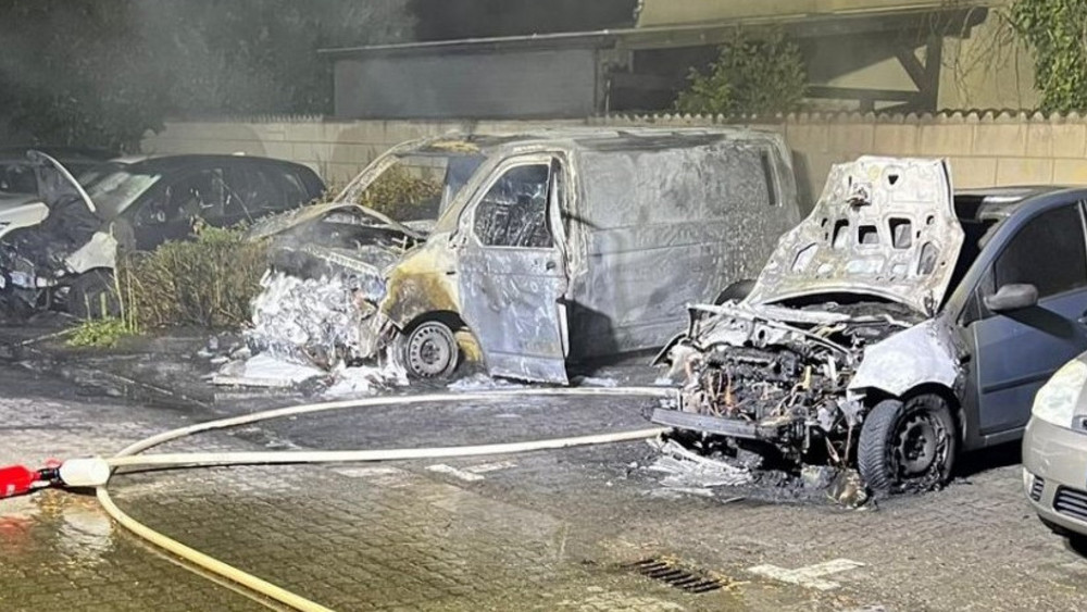Mögliche Brandstifter haben vier Autos in Hanau Klein-Auheim angezündet.