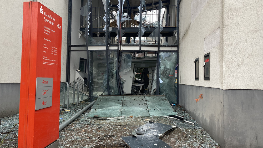 Die Tatverdächtigen sollen laut Bundeskriminalamt 22 Geldautomaten gesprengt haben, unter anderem auch einen in Hessen (Symbolfoto).