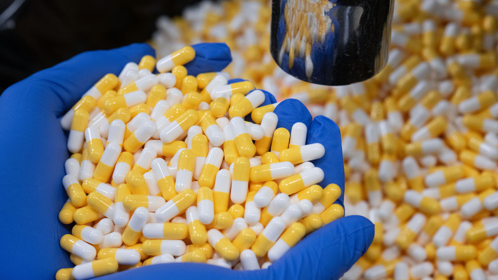 Eine Hand voll Tabletten von Stada