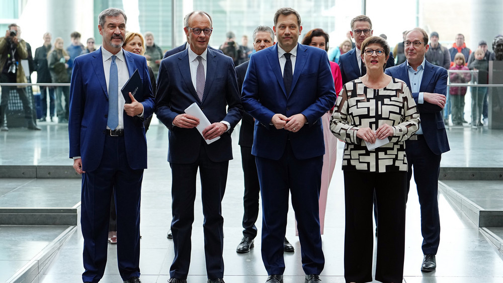 Markus Söder, Friedrich Merz, Lars Klingbeil und Saskia Esken kommen zur Pressekonferenz, um ihren Koalitionsvertrag vorzustellen.