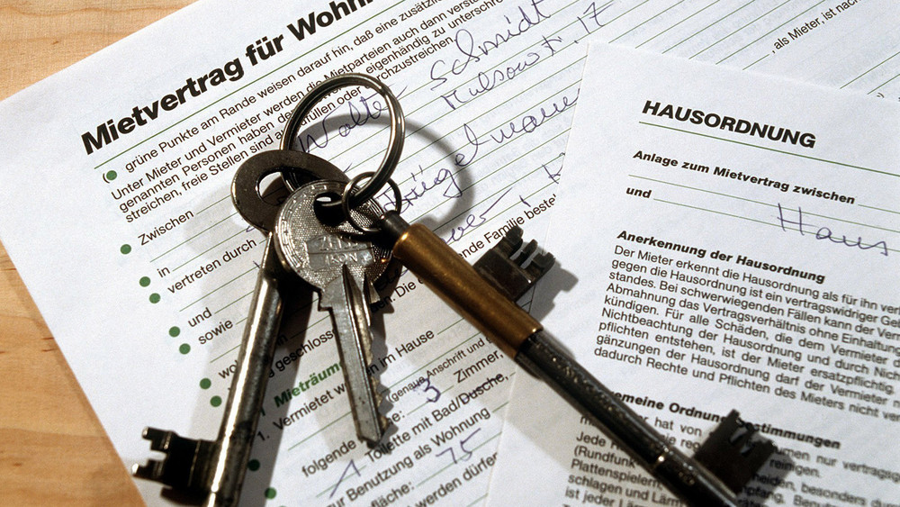 Mieter in Hessen müssen für ihre Wohnungen rund ein Drittel ihres Einkommens auf den Tisch legen.