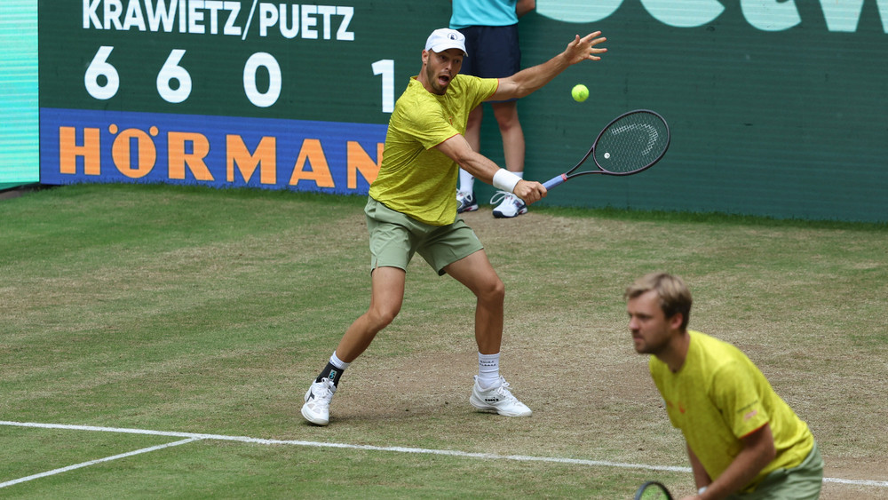 Tim Pütz und Kevin Krawietz stehen auf dem Court.