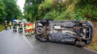 Acht Menschen verletzt: Kleinbus bei Neuenstein umgestürzt