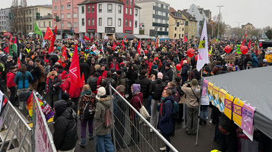 Live-Ticker zu Demos in Gießen: AfD-Kongress verzögert sich