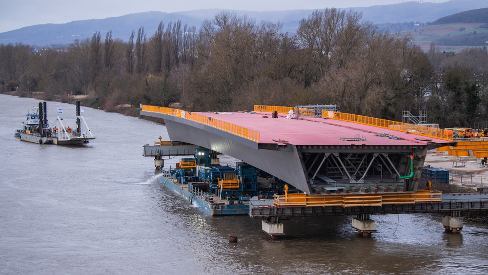 Das Brückenbauteil liegt vor dem Einschwimmen am Rheinufer auf einer Schwimmplattform. Im Zusammenhang zur Fertigstellung der Schiersteiner Brücke wurde unter anderem dieses 120 Meter lange und 2.050 Tonnen schwere Brückenteil eingeschwommen (Archivbild).