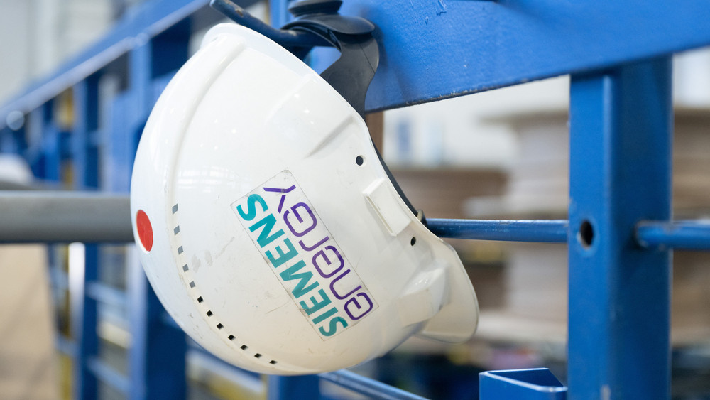 Ein Helm mit dem Aufdruck Siemens Energie