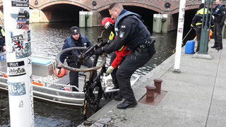 Fahrrad, alte Handys, E-Scooter: Taucher fischen Müll aus der Alster in Hamburg