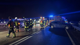 Unfall auf der A7 mit acht verletzten Personen - ein Fahrer flüchtig