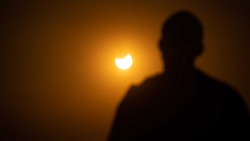 Burgruine mit Aussicht auf die Sonnenfinsternis