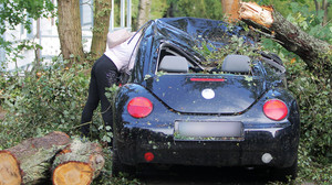 Sturmschäden an Haus und Auto - wer zahlt?