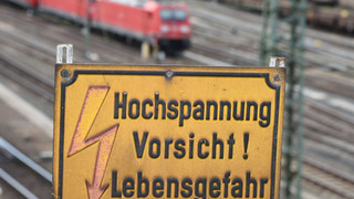 Unfall auf Bahn-Betriebsgelände in Frankfurt: Mann bekommt Stromschlag
