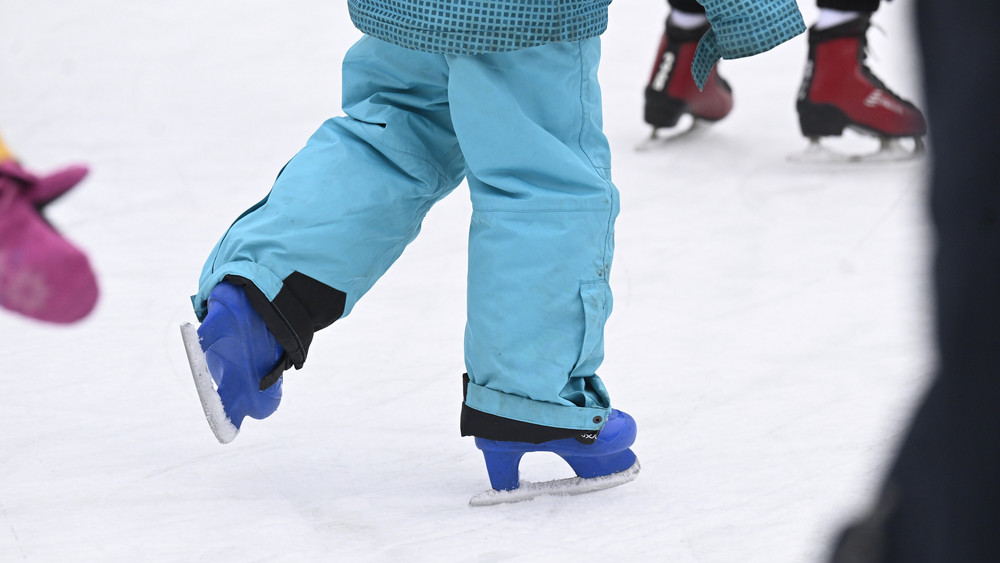 Eisläufer nutzen die tiefen Temperaturen zu einem Lauf auf der Kunsteisbahn.