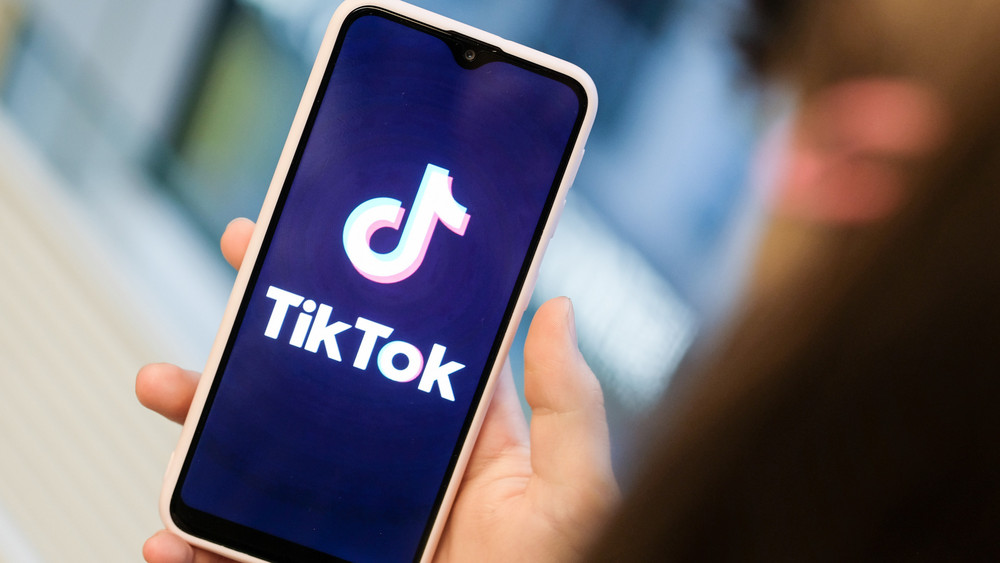 Sie wollten einen Spaß über ihren Arbeitgeber machen, und haben dadurch ihre Jobs verloren. Zwei Azubis in Südhessen wurde fristlos gekündigt, weil sie fragwürdige Videos auf TikTok hochgeladen haben.