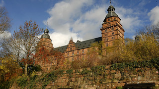 Frau stürzt über Schlossmauer in Aschaffenburg