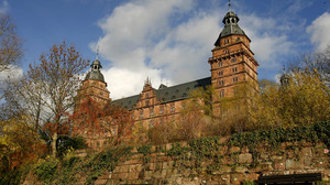 Frau stürzt über Schlossmauer in Aschaffenburg
