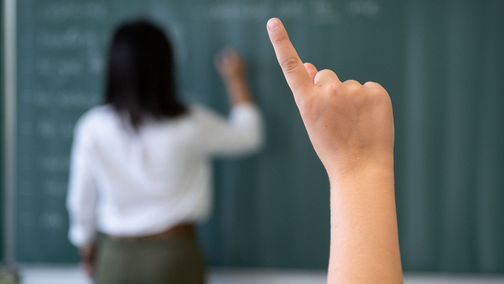 Nur in einem Fach unterrichten statt in zwei: Für bestimmte Quereinsteiger wird der Einstieg in den Lehrerjob in Hessen leichter (Symbolbild).