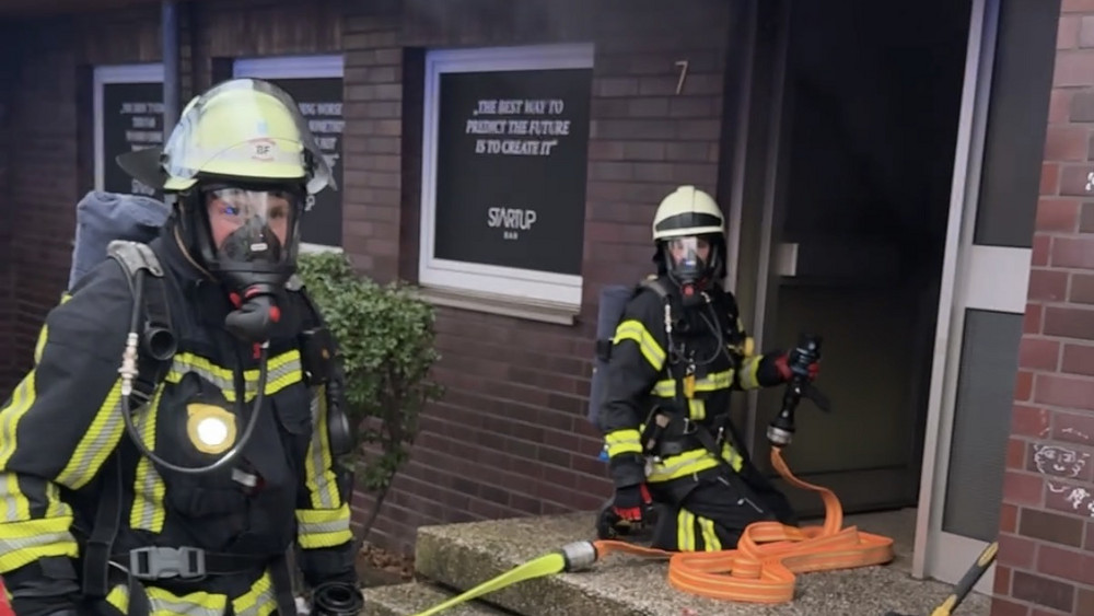 Die Feuerwehr hatte den Brand im Keller schnell gelöscht. Kritisch war aber die Rauchentwicklung im Treppenhaus. 