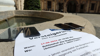 Versteigerung von Fundsachen im Hof des Fuldaer Stadtschlosses