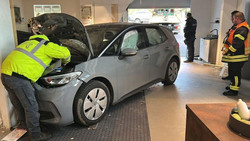 Pkw-Fahrer (90) kracht in "Sommerlad-Küchen"-Ladengeschäft!