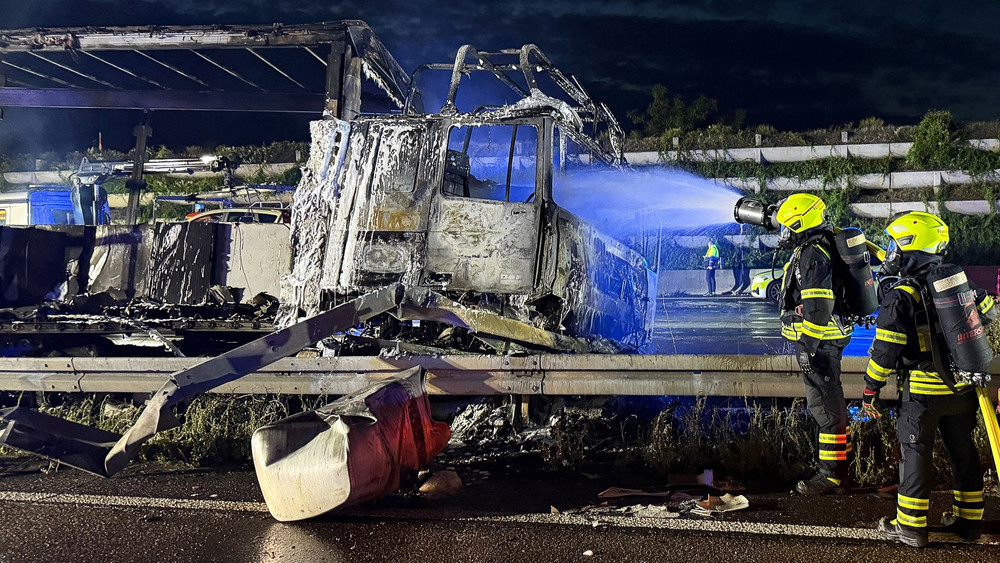 Durch den Unfall sind Schäden an der Fahrbahn entstanden.