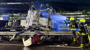 A3: Lkw-Wrack bei Kelsterbach: Fahrstreifen weiterhin gesperrt