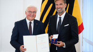 Klopp mit Verdienstorden geehrt: Einsatz für Demokratie und Sport