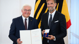Klopp mit Verdienstorden geehrt: Einsatz für Demokratie und Sport