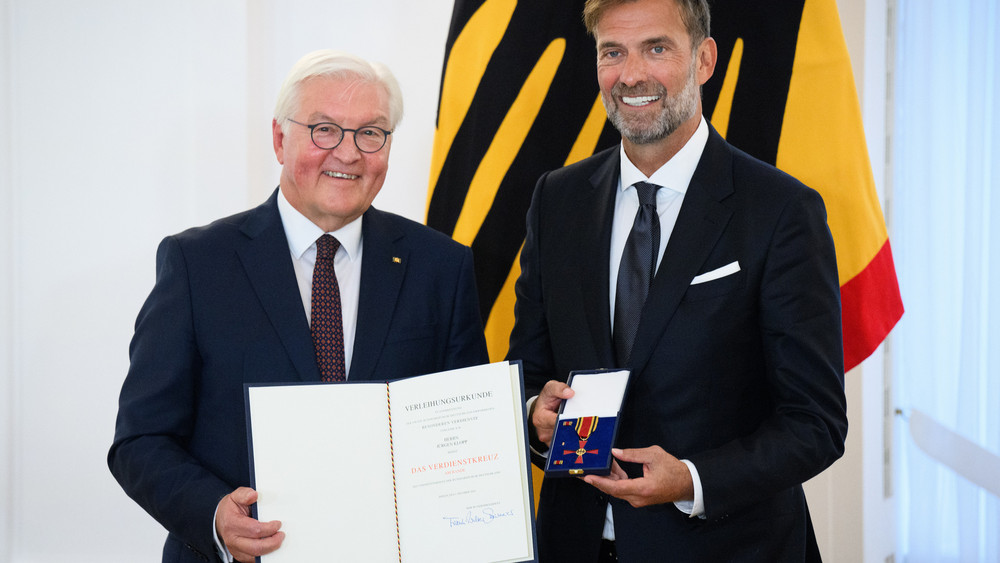 Jürgen Klopp aus Mainz wird von Bundespräsident Frank-Walter Steinmeier im Schloss Bellevue der Verdienstorden der Bundesrepublik Deutschland verliehen. 