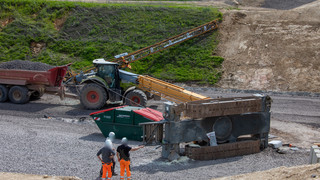 Kran fällt auf Traktor: Unfall an A49-Baustelle bei Homberg